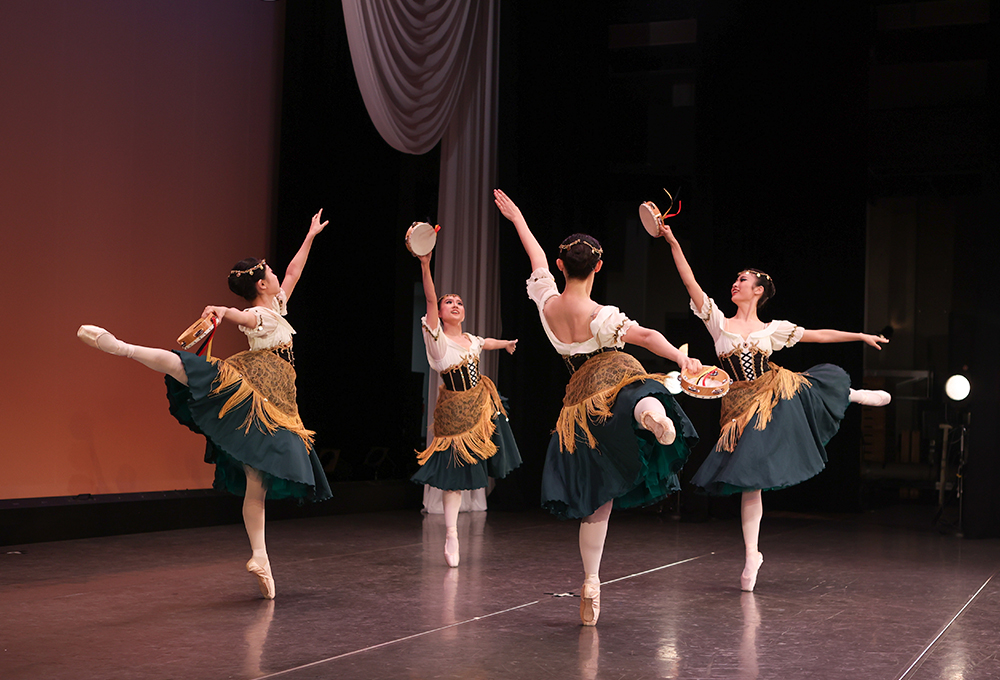 第一部「エスメラルダ」第２幕より友人の踊り